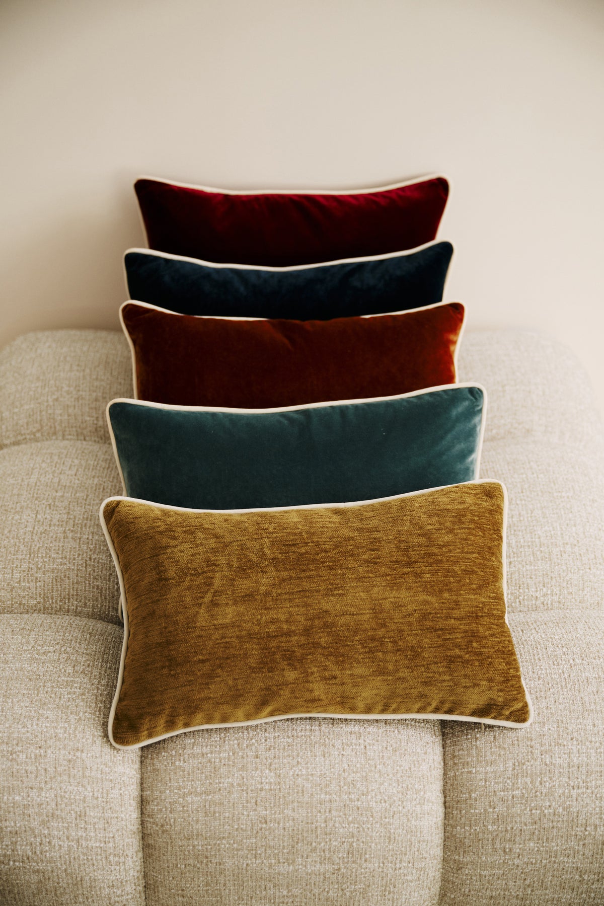 cinq coussins rectangulaires LODGE 30x50 en velours et chenillé à passepoil écru