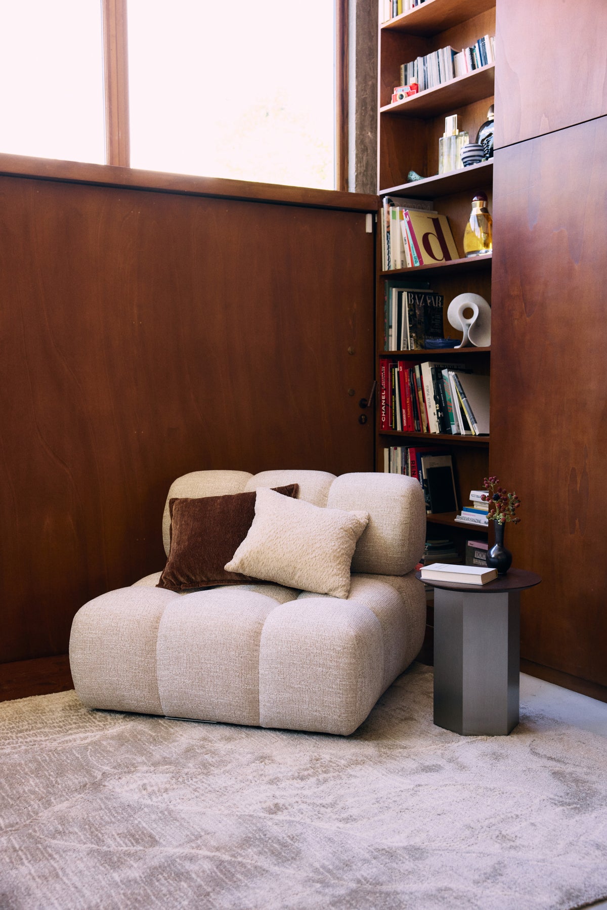 coin lecture boisé avec tapis Folio beige, fauteuil modulable écru et table d'appoint