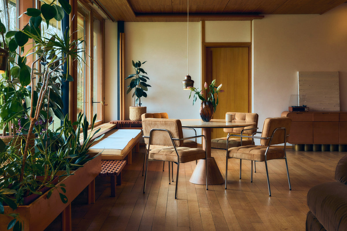 chaise de salle à manger orea velours orange abricot avec une table