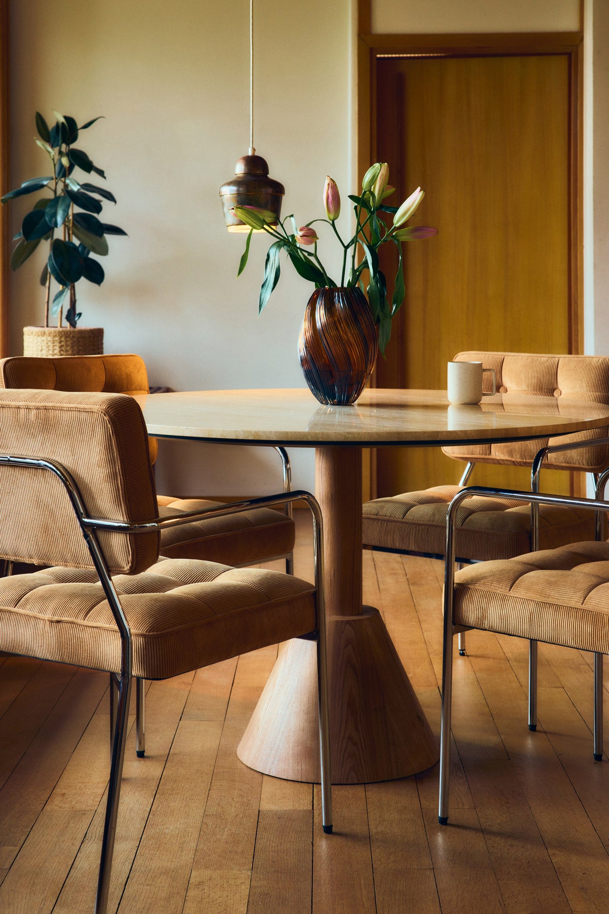 Vue d'ambiance table ronde Izia bois naturel, salle à manger lumineuse - NV GALLERY