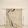 tapis de salon Drift beige sable à double courbe noire suspendu sur un portant de studio