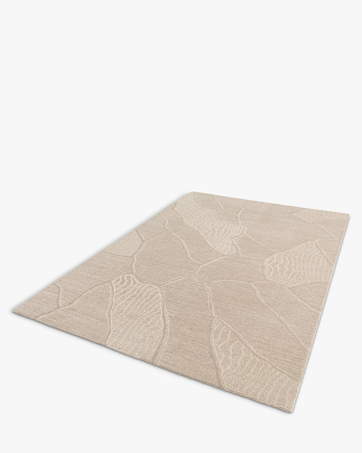 tapis de salon Folio beige à motif de feuilles en relief ton sur ton - vue de trois quarts