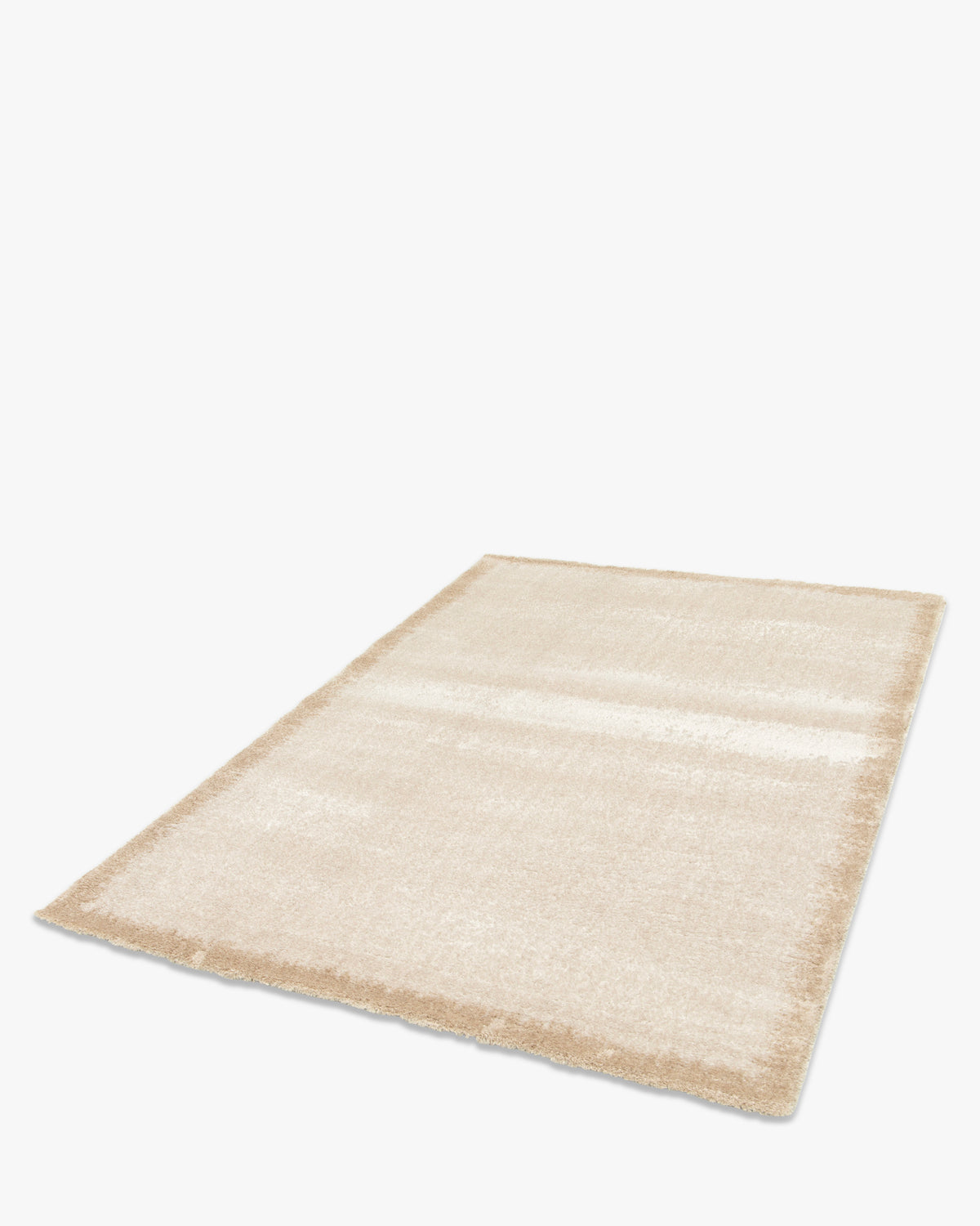 tapis SENNEN écru encadré d'une bordure beige fondue, posé à plat vu en perspective