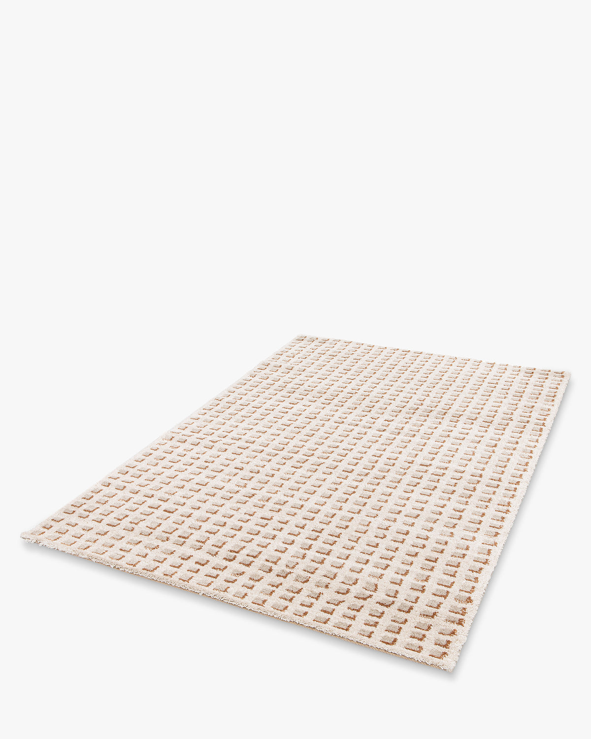 tapis de salon Weave petit format écru à micro-damier caramel - vue de trois quarts