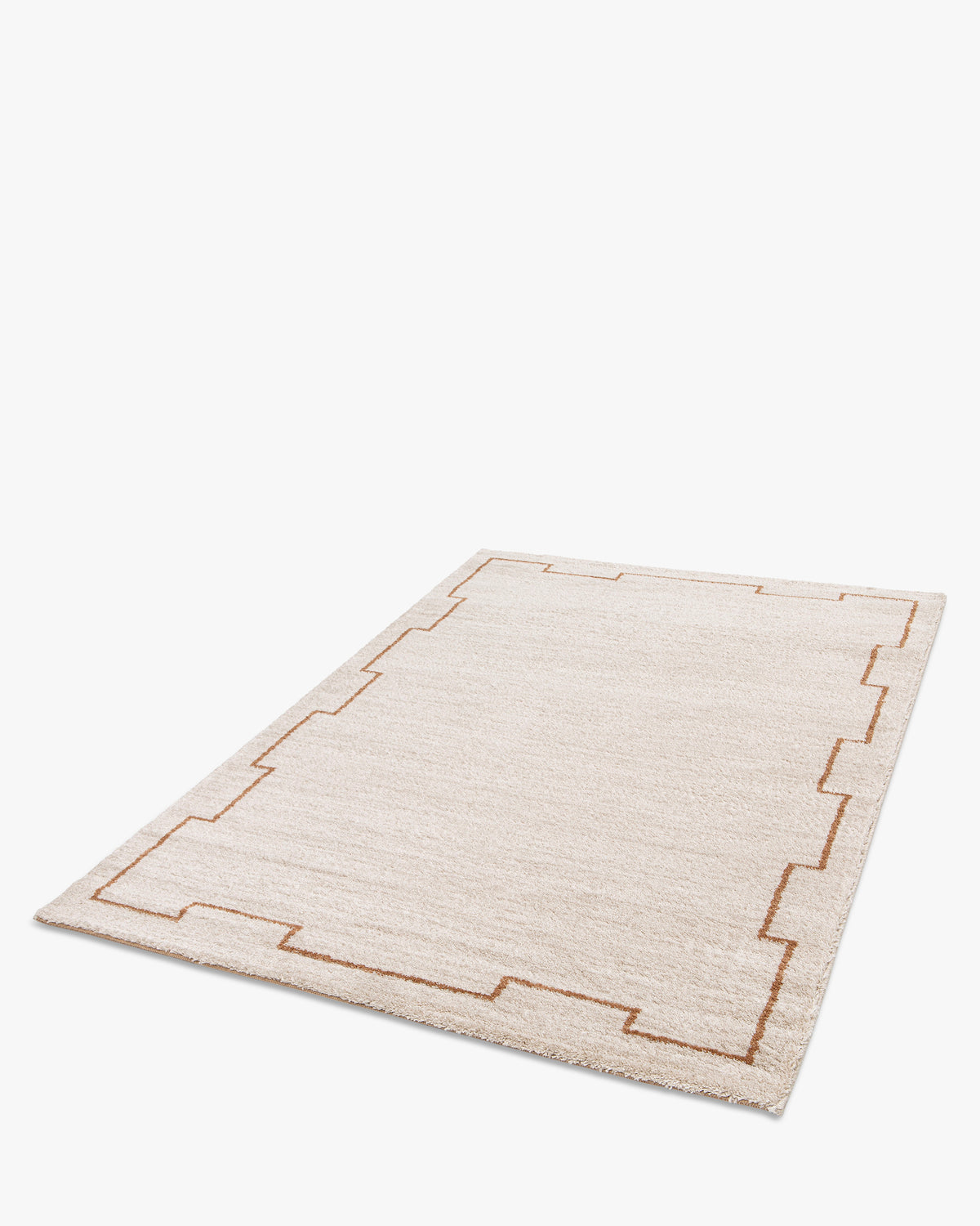 tapis de salon Crest en polypropylène écru à bordure terracotta - vue de trois quarts