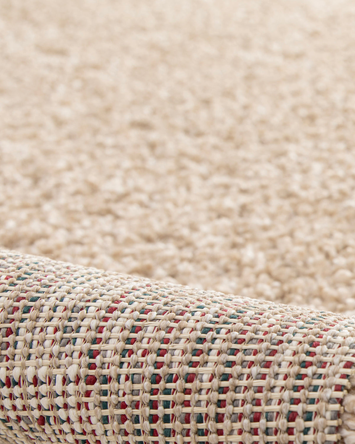 gros plan sur l'envers tissé rayé et la lisière d'un tapis Estero beige en petit format