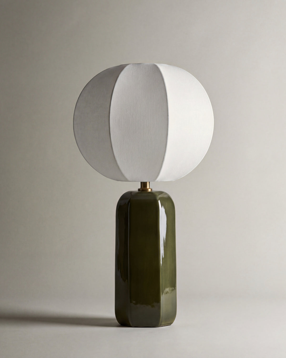 lampe de table AGATHE éteinte, pied en céramique vert kaki et abat-jour à lobes, de face