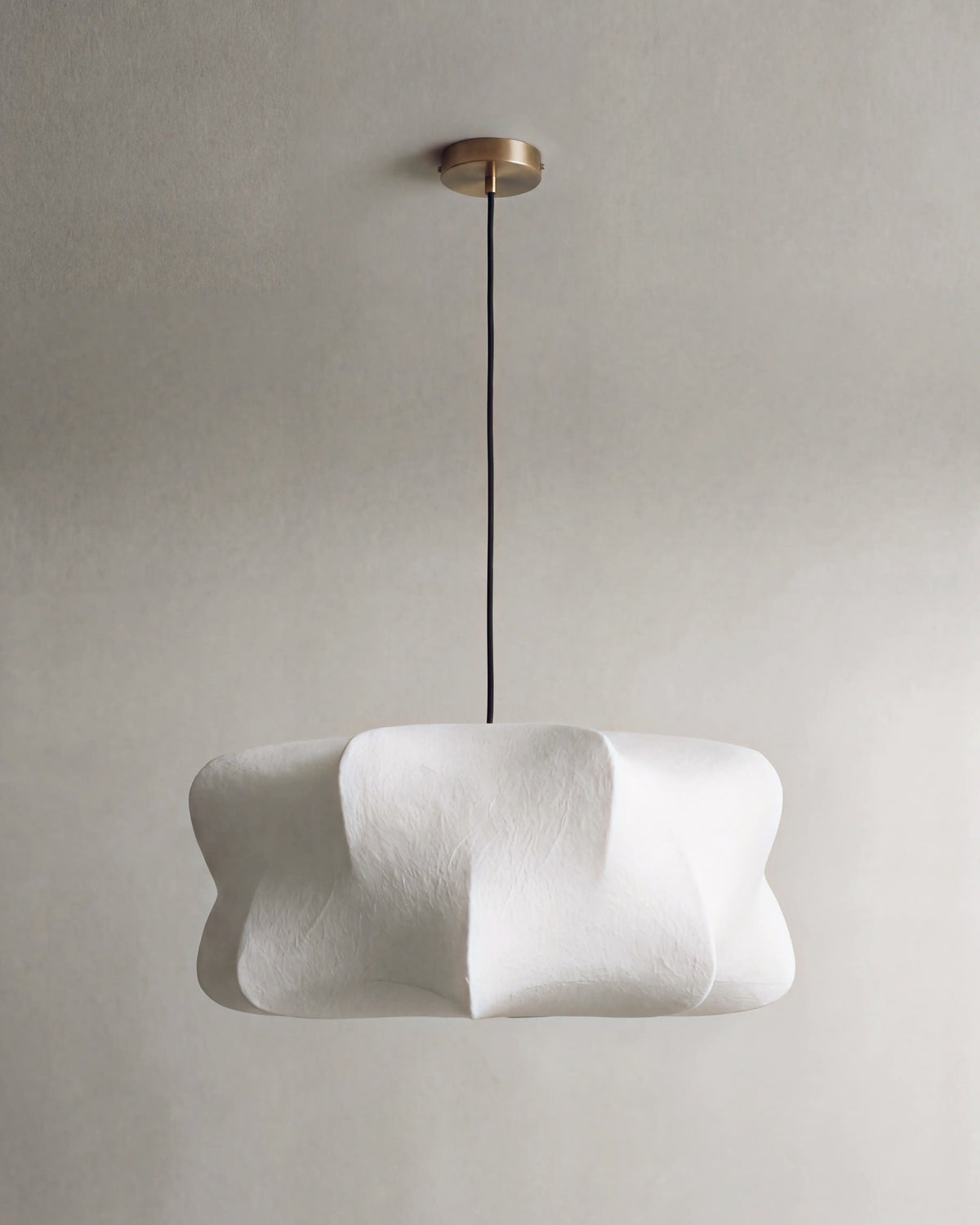suspension AICHI éteinte, abat-jour sculptural en fibre blanche et rosace en laiton