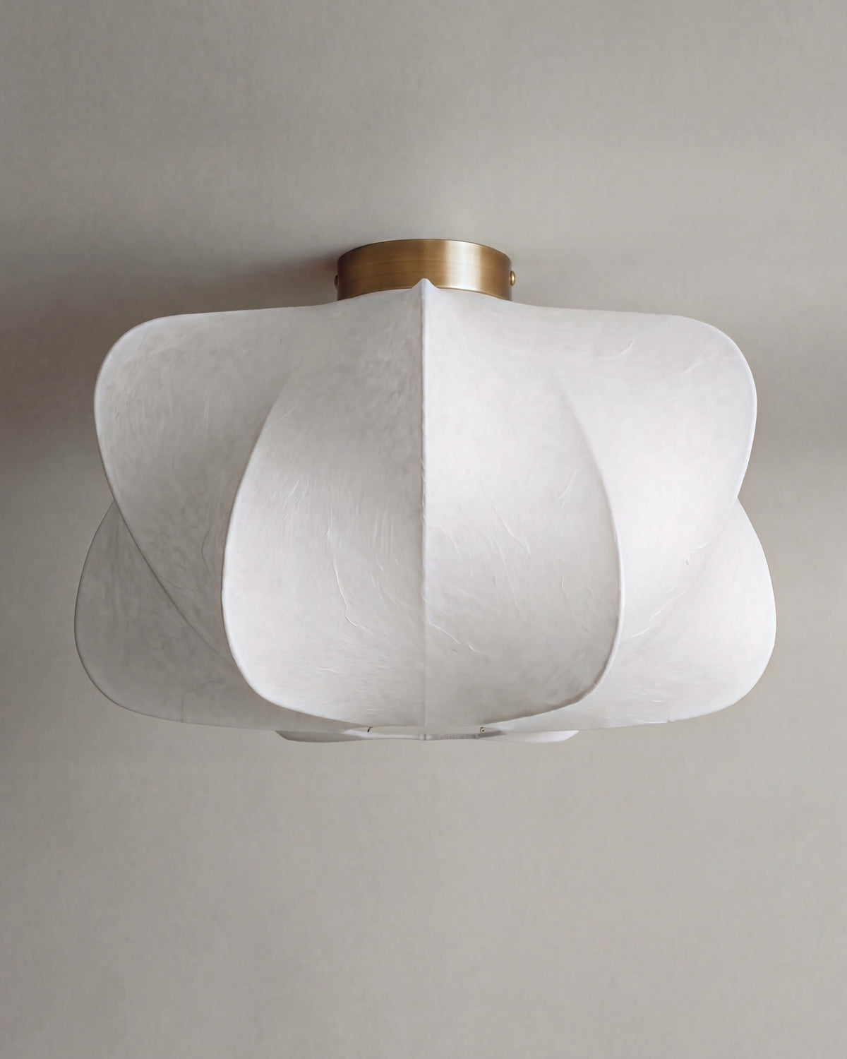 plafonnier AICHI en fibre blanche aux volumes ondulés, vue d'ensemble sur un plafond