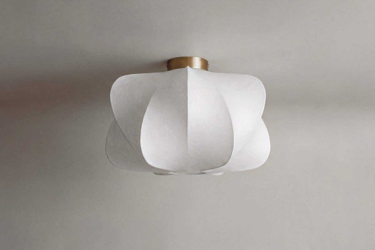 plafonnier AICHI en fibre blanche aux volumes ondulés, vue d'ensemble sur un plafond