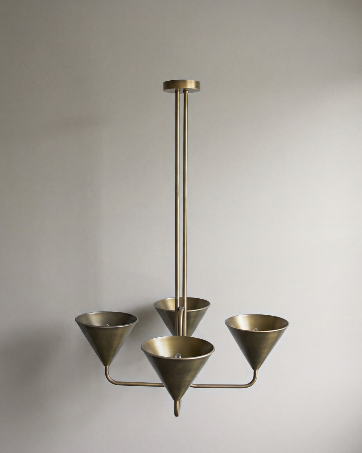 lustre ALBATRE à quatre cônes en laiton patiné sur bras courbés, éteint, vue de haut