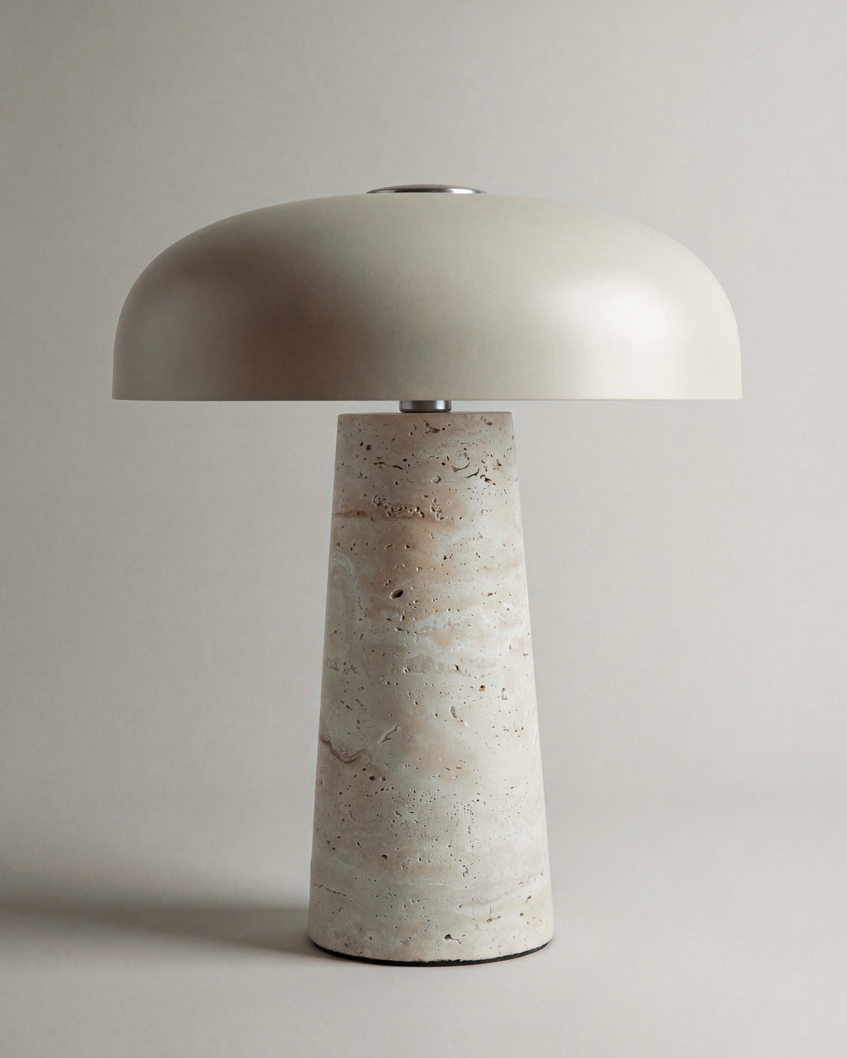 lampe de table AMANITA éteinte, dôme en verre opalin sur un pied conique en travertin