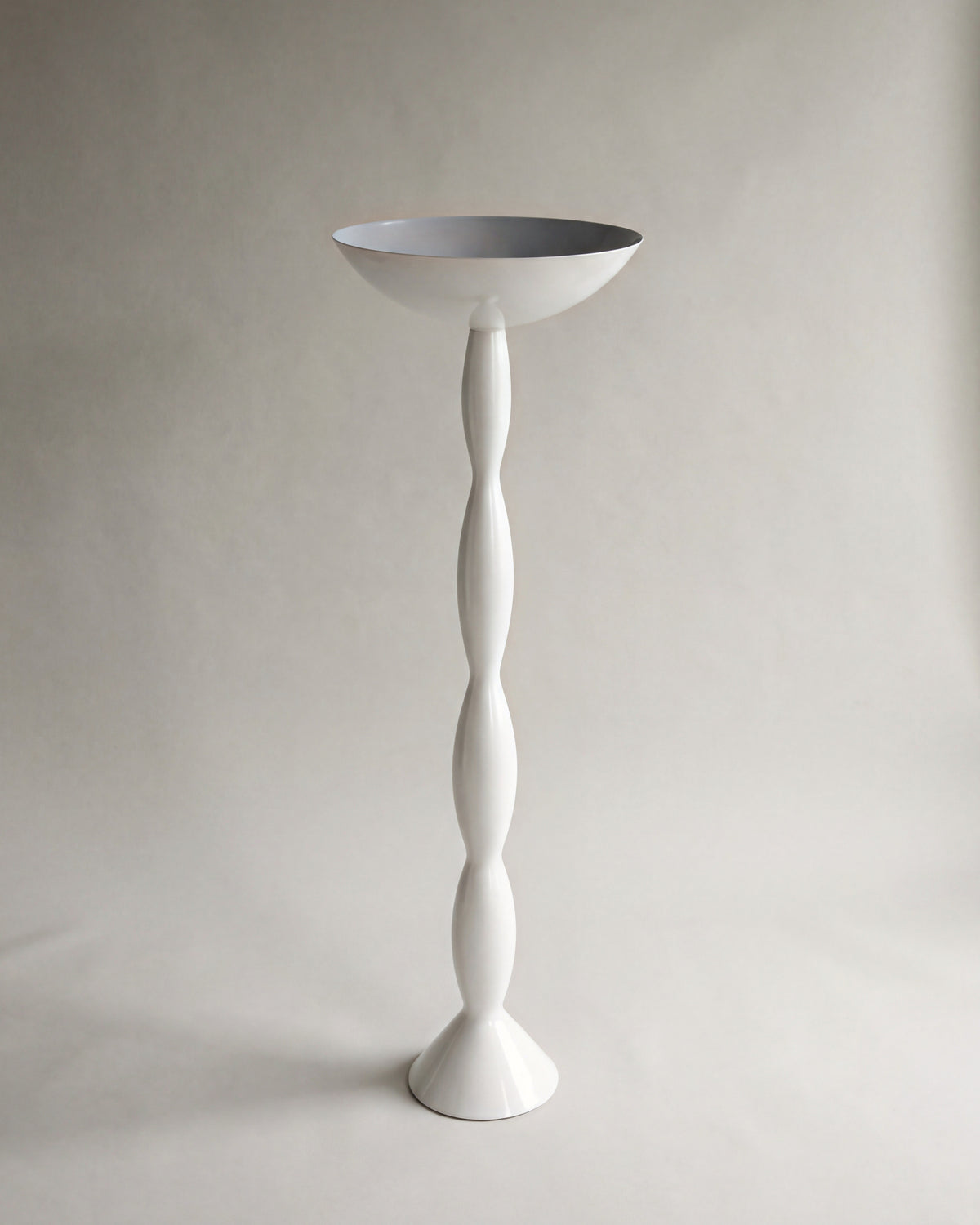 lampadaire ARDENIA en blanc laqué, vasque ouverte et fût tourné en balustre, éteint