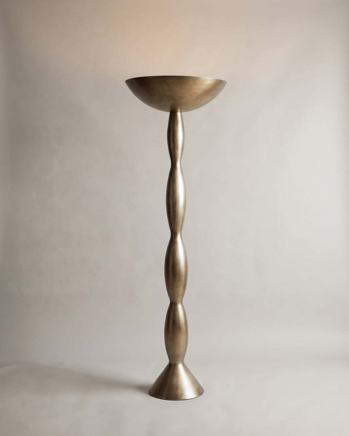 lampadaire ARDENIA en laiton antique, vasque et fût tourné en balustre, vue d'ensemble