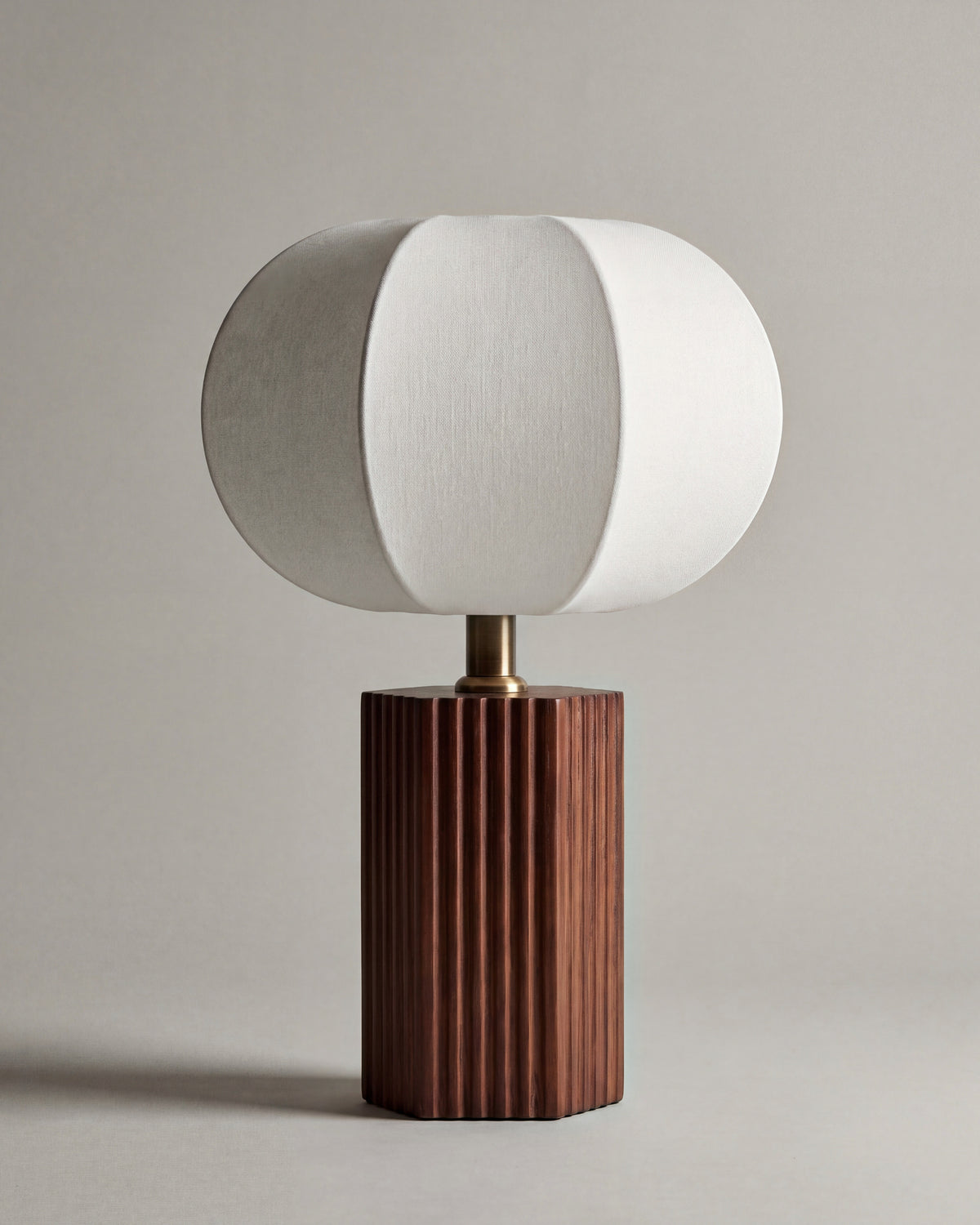 lampe de table AVAI éteinte, pied cannelé en noyer et abat-jour en lin écru, de face