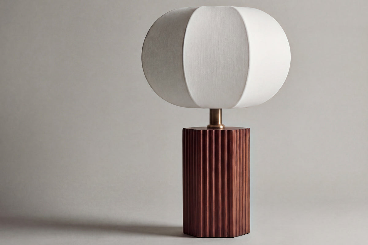 lampe de table AVAI éteinte, pied cannelé en noyer et abat-jour en lin écru à lobes