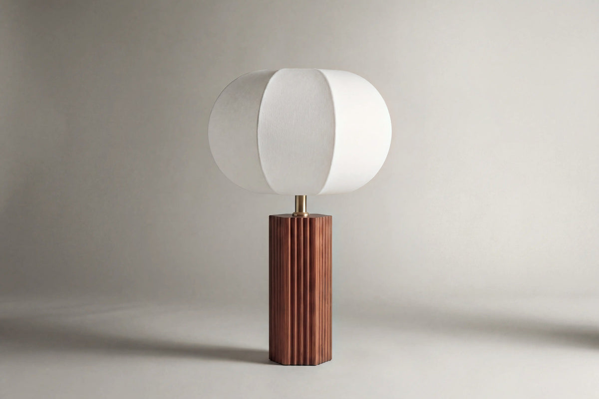 lampe de table AVAIA éteinte, pied cannelé en noyer et abat-jour en papier blanc à lobes