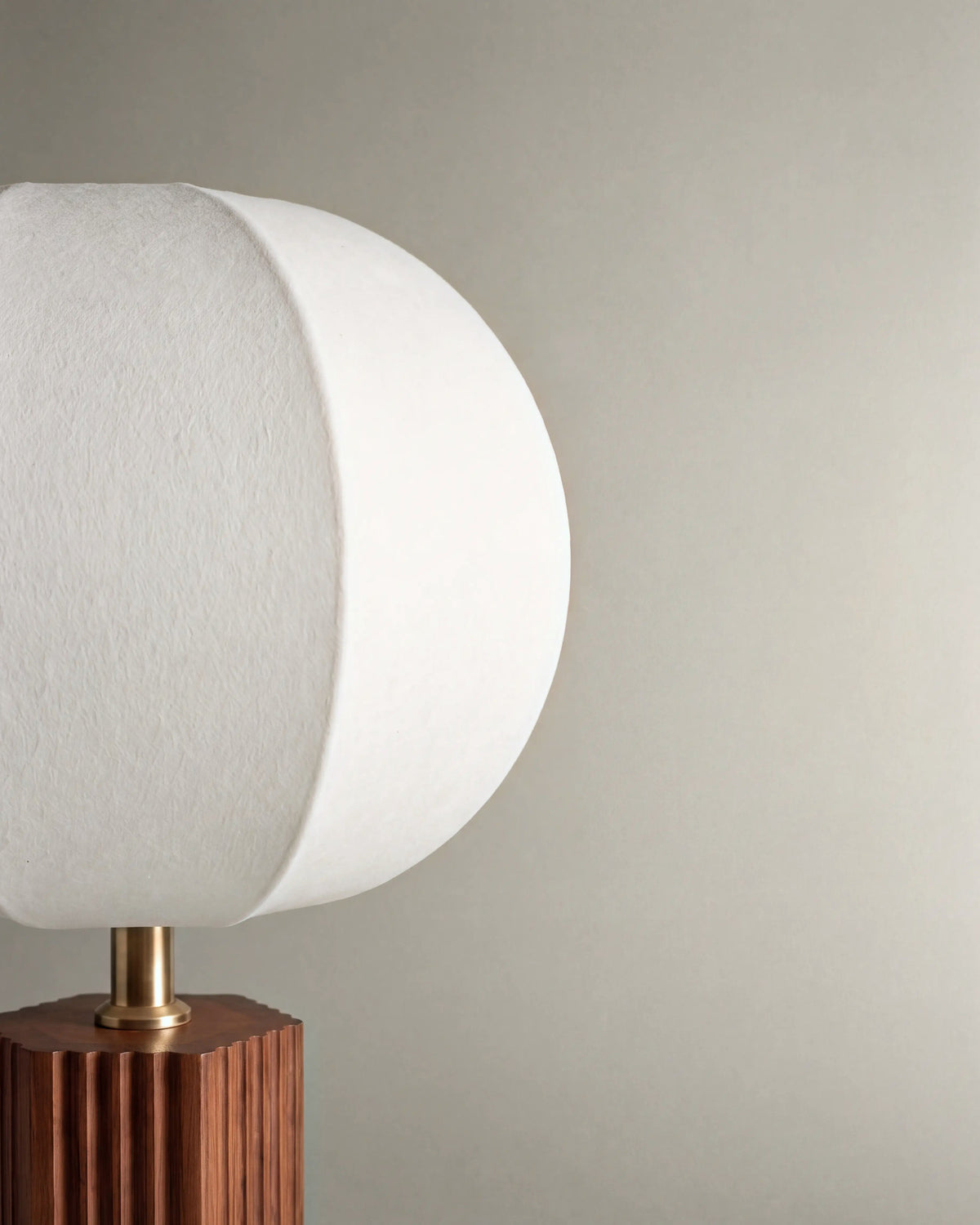 gros plan sur le grain du papier blanc de l'abat-jour à lobes de la lampe de table AVAIA