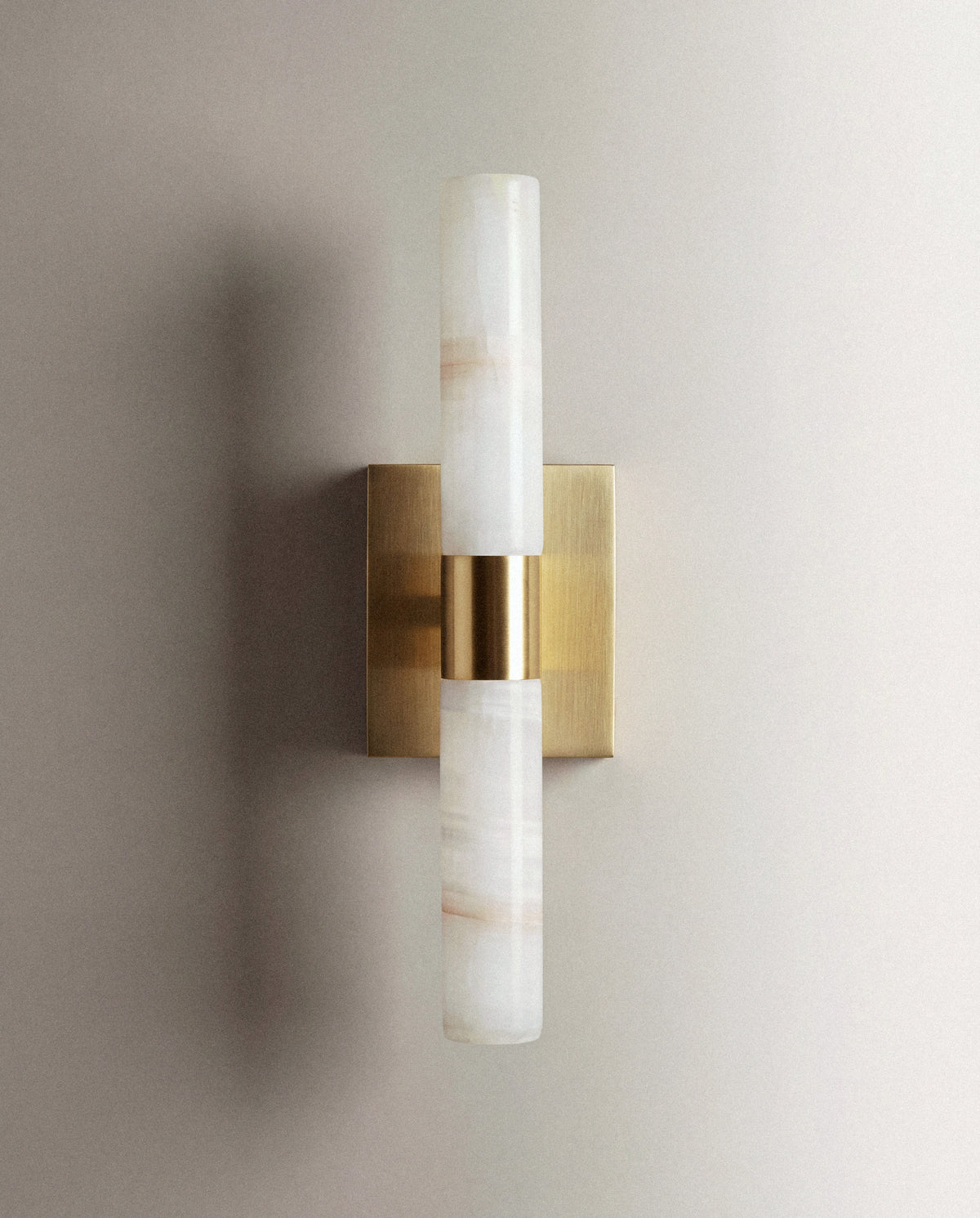applique murale AVELLO à deux tubes en albâtre et platine en laiton brossé, éteinte