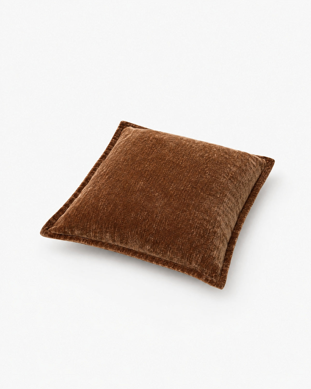 coussin carré BLIZZARD en chenille brun cognac à bord plat, vue de trois quarts en plongée