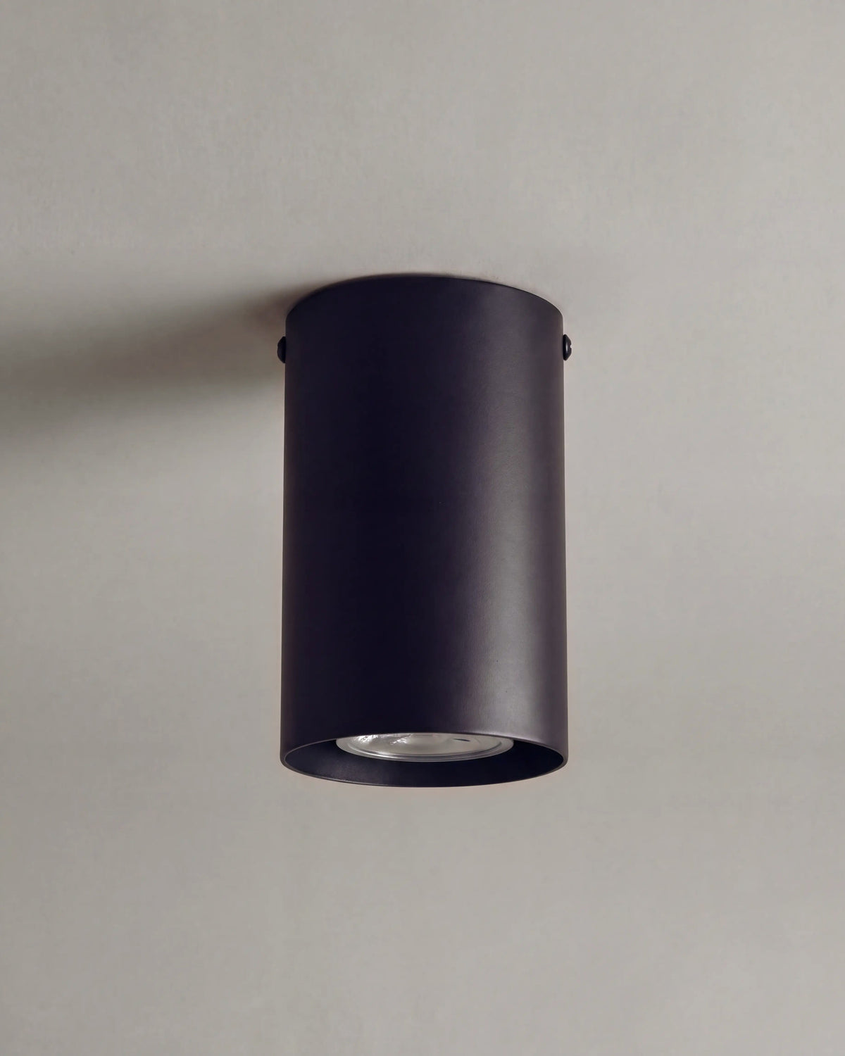 spot de plafond BAILEY en métal noir mat allumé, source LED orientée vers le bas