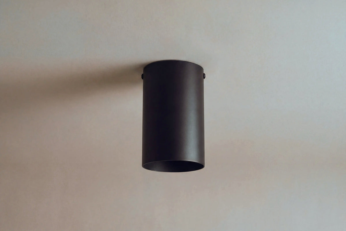 spot de plafond BAILEY, cylindre en métal noir mat éteint, vue d'ensemble en plongée