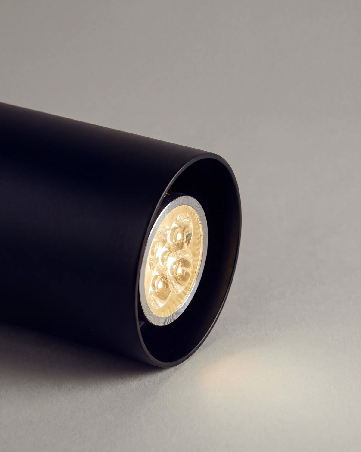 gros plan sur la source LED et le cylindre en métal noir mat du spot de plafond BAILEY