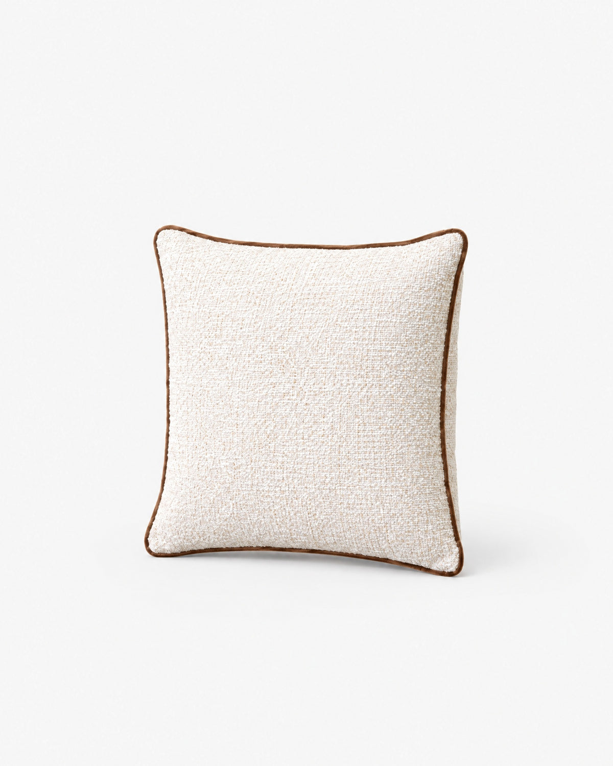 coussin carré CARIBOU en bouclé écru à passepoil marron, vue de face légèrement inclinée