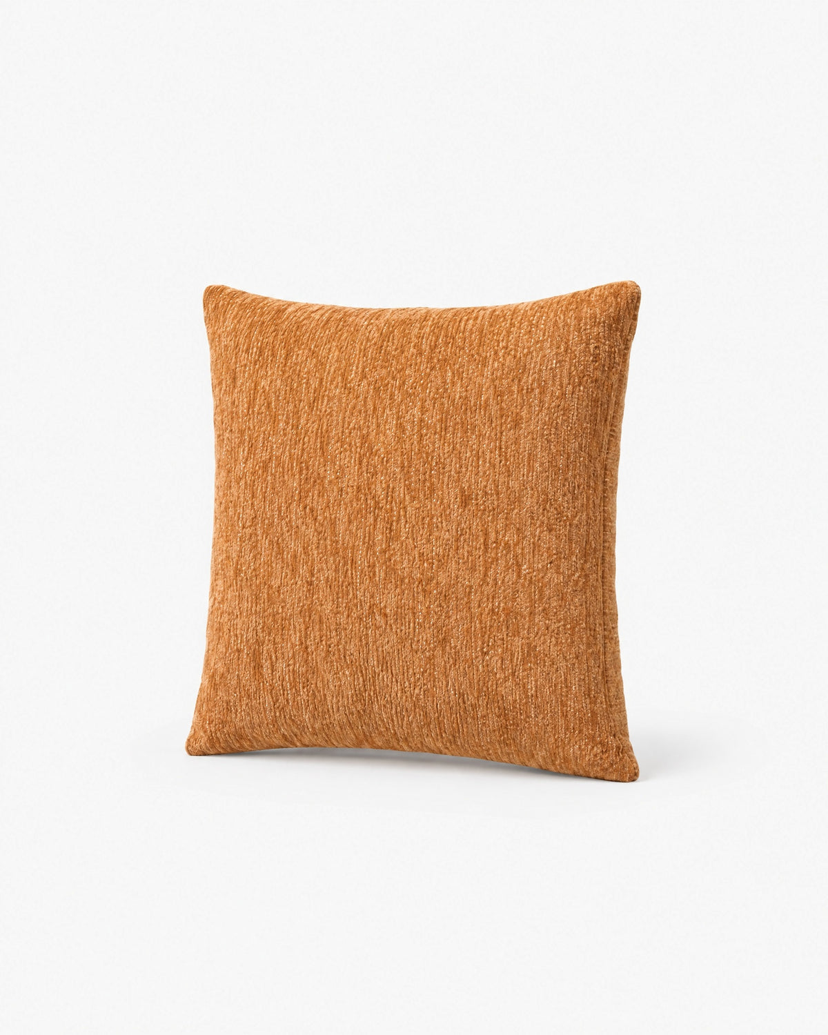 coussin carré CASTLE en chenille caramel, vue de face légèrement inclinée sur fond blanc