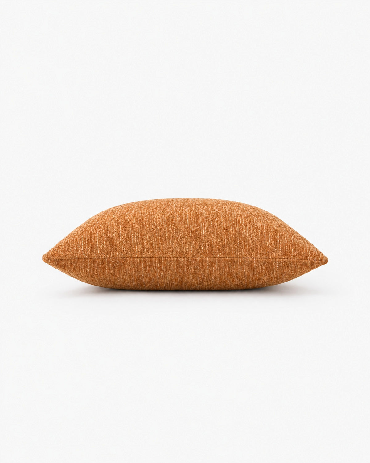 coussin carré CASTLE en chenille caramel vu de profil, épaisseur et couture visibles