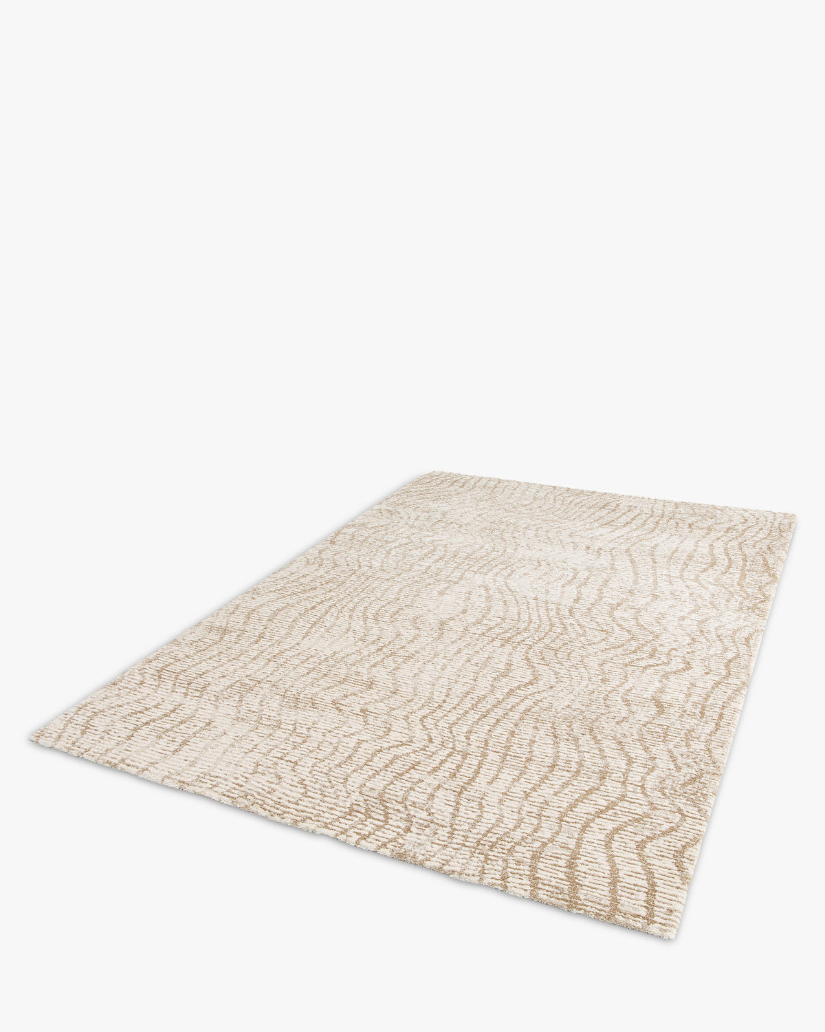 tapis de salon Cortex grand format écru à motif ondulant sable - vue de trois quarts