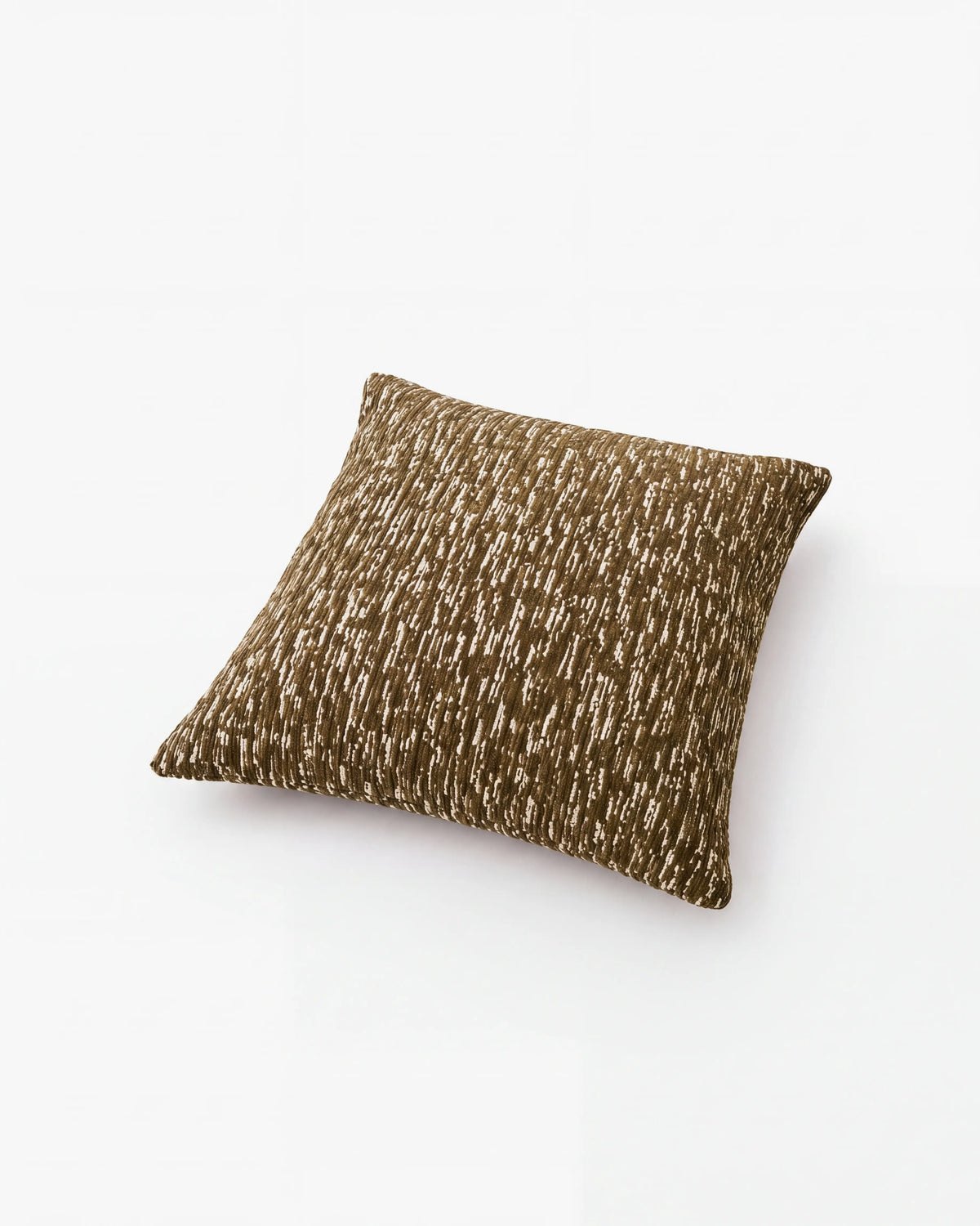 coussin carré CASTLE brun et vert kaki à fines stries écrues, vue de trois quarts inclinée
