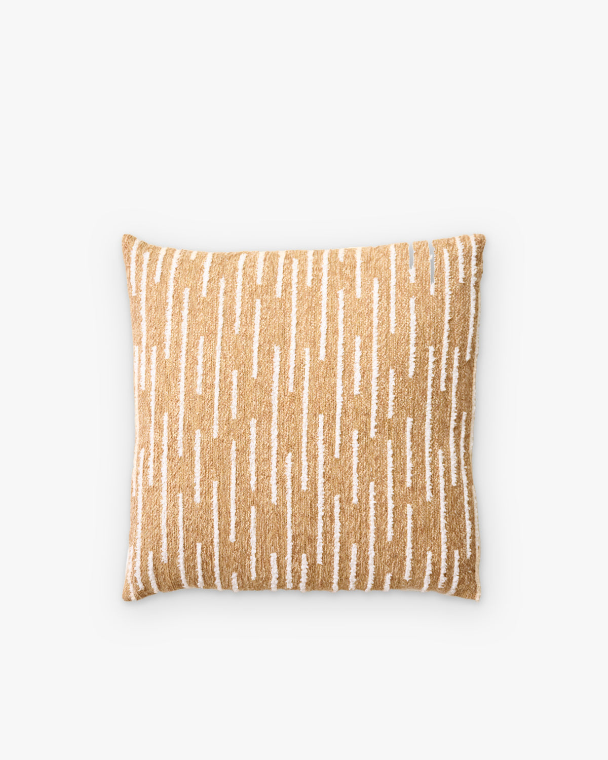 coussin carré CASTLE à chenille blanche sur marron ocre, vue de face sur fond blanc