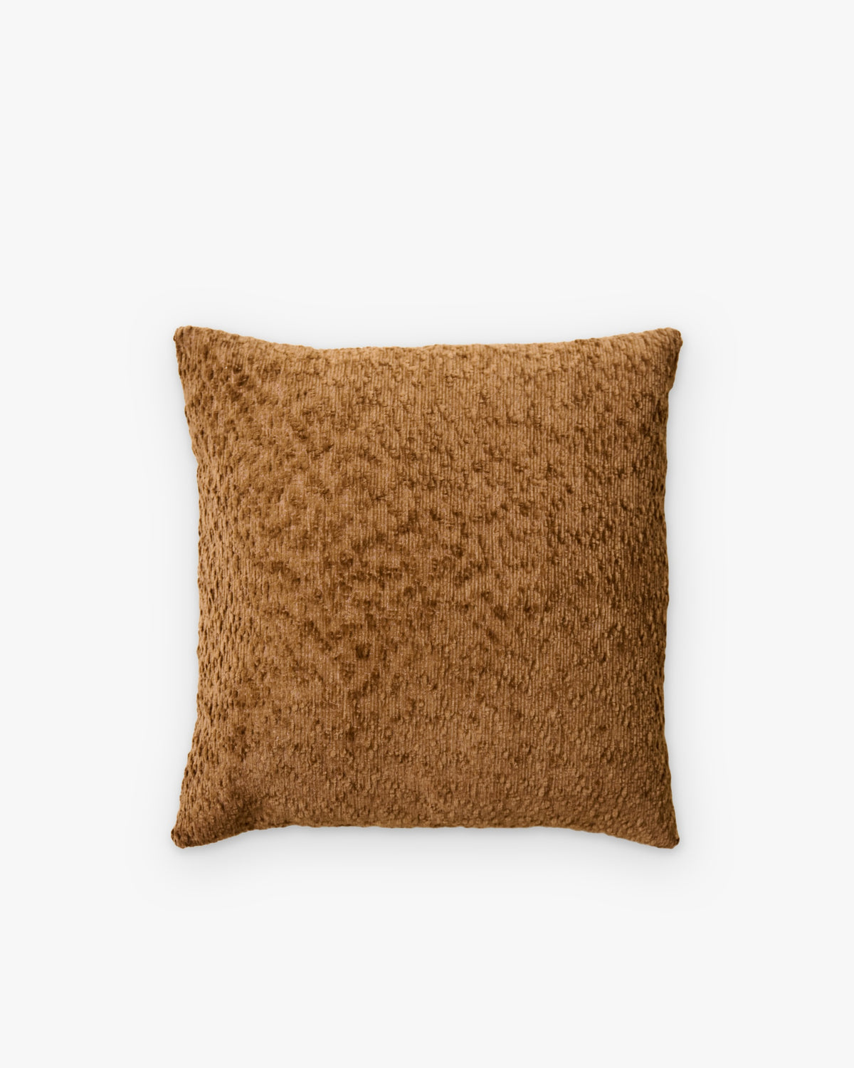 coussin carré CASTLE au relief bouclé brun caramel, vue de face sur fond blanc uni
