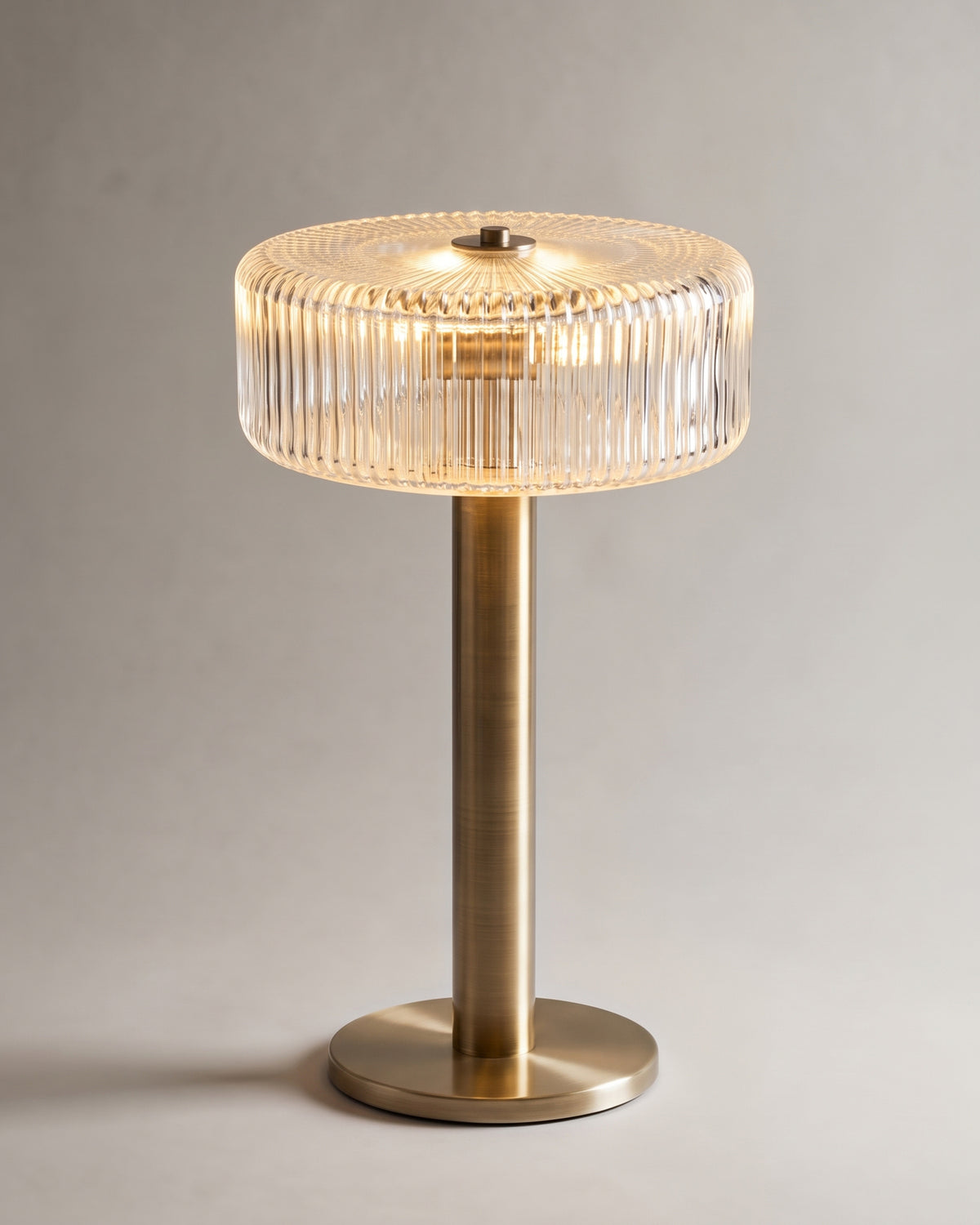 lampe de table LEYANIS allumée, pied en céramique vert kaki brillante et abat-jour écru
