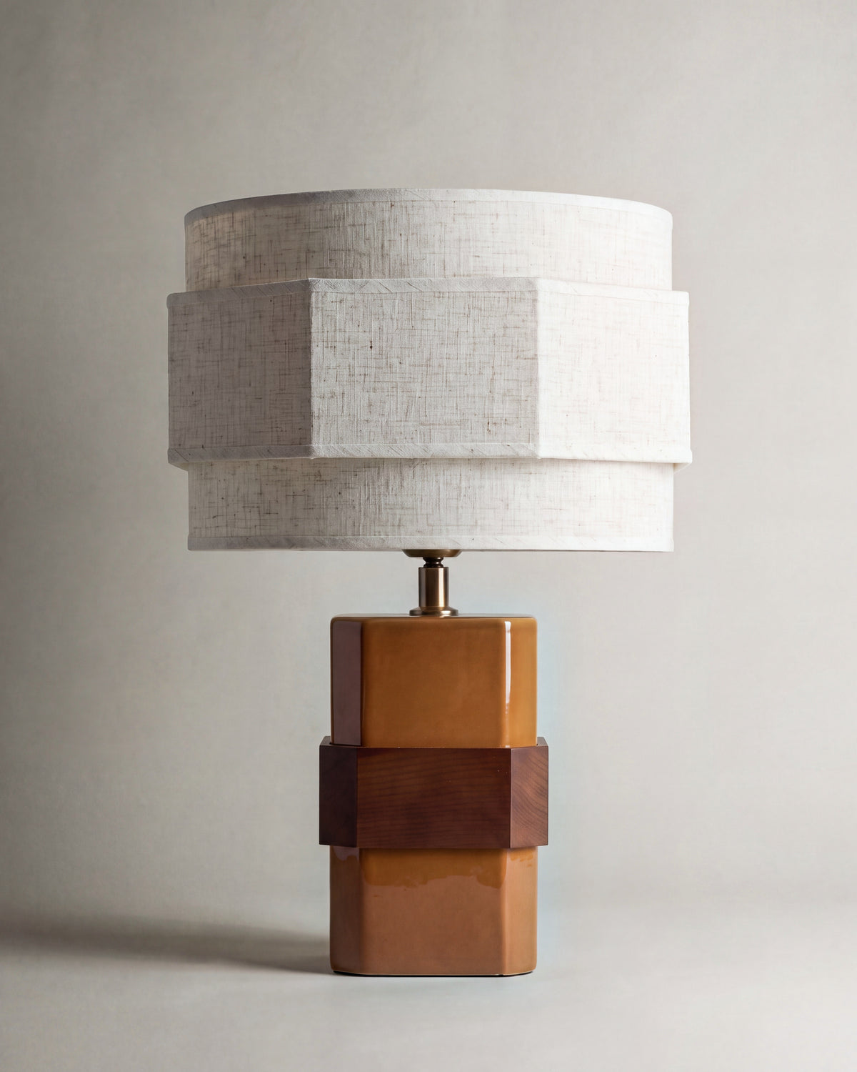 lampe de table EIRA éteinte, pied en céramique ocre et bandeau en noyer, vue de face