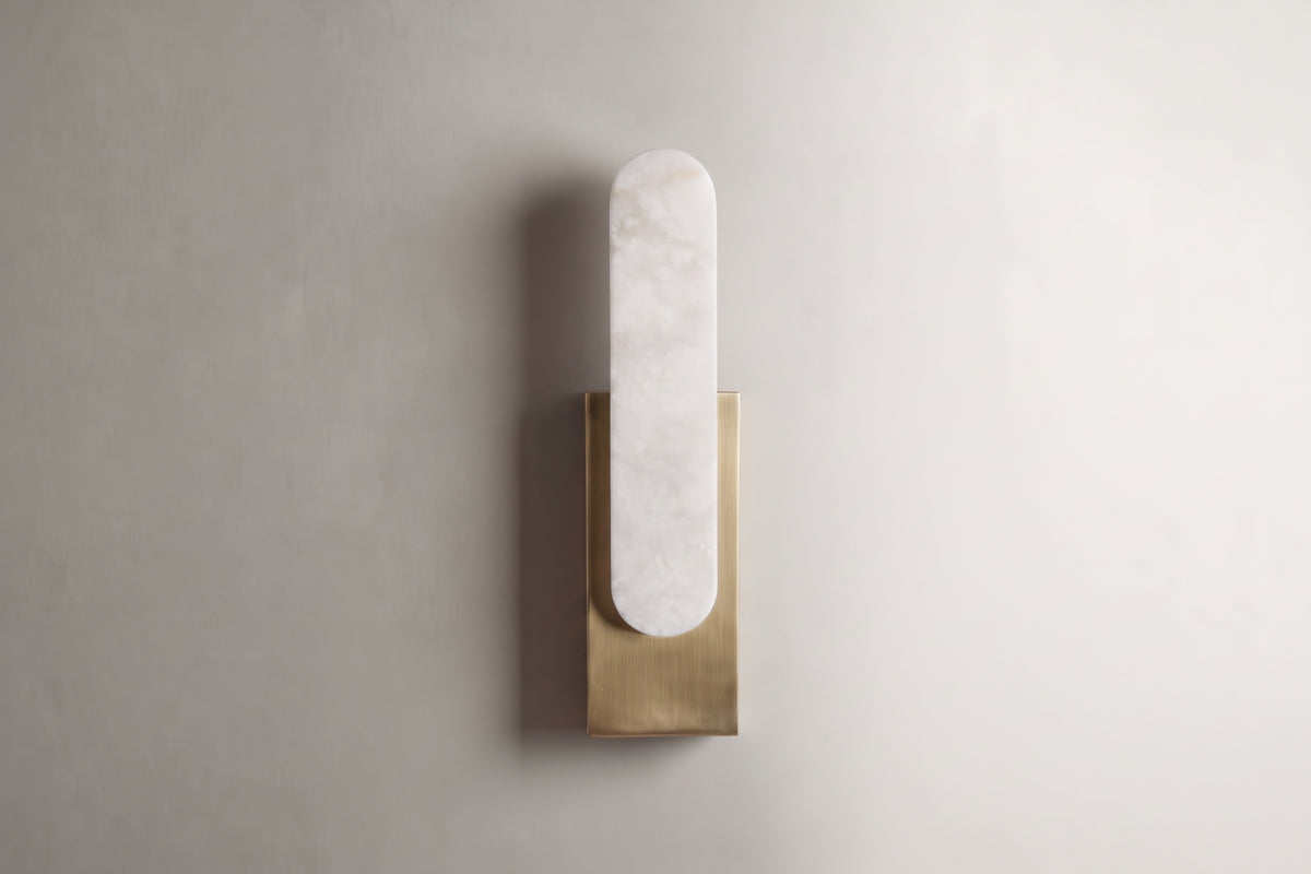 applique murale FLATIRON en albâtre et laiton brossé, éteinte vue de face sur mur clair