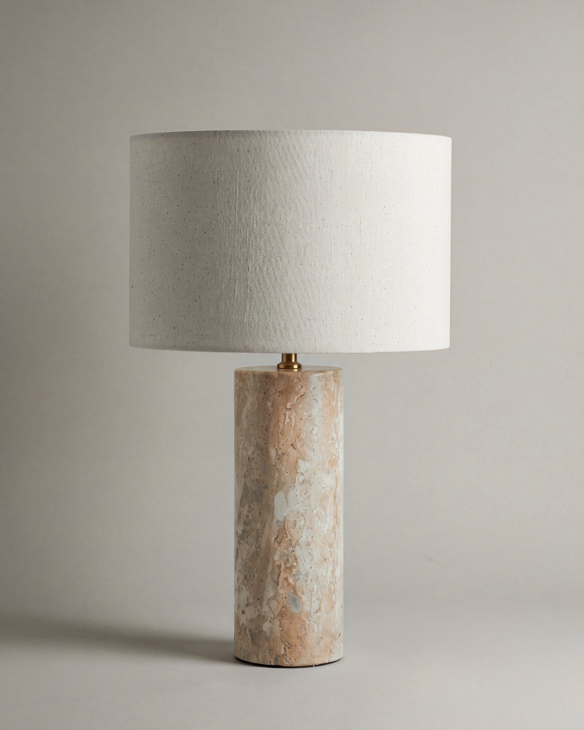 lampe de table GAIA éteinte, pied cylindrique en travertin et abat-jour en lin écru