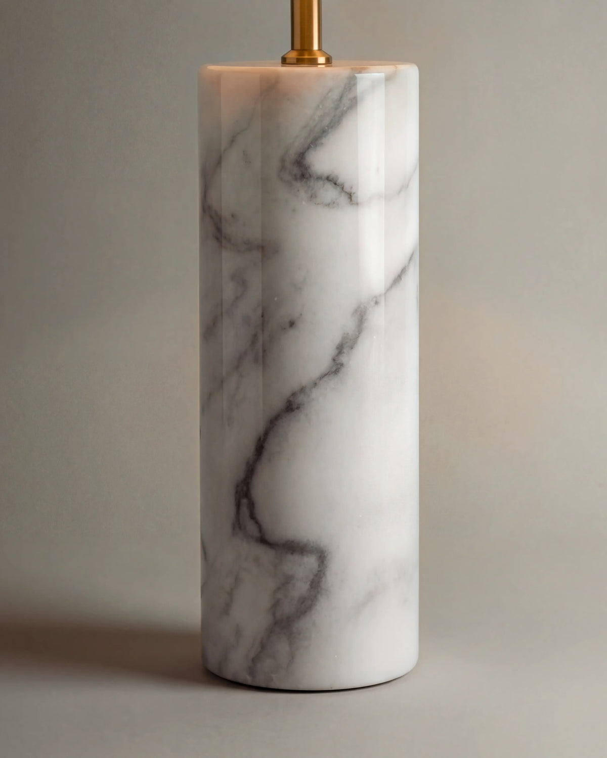 gros plan sur les veines grises du pied en marbre blanc de la lampe de table GAIA