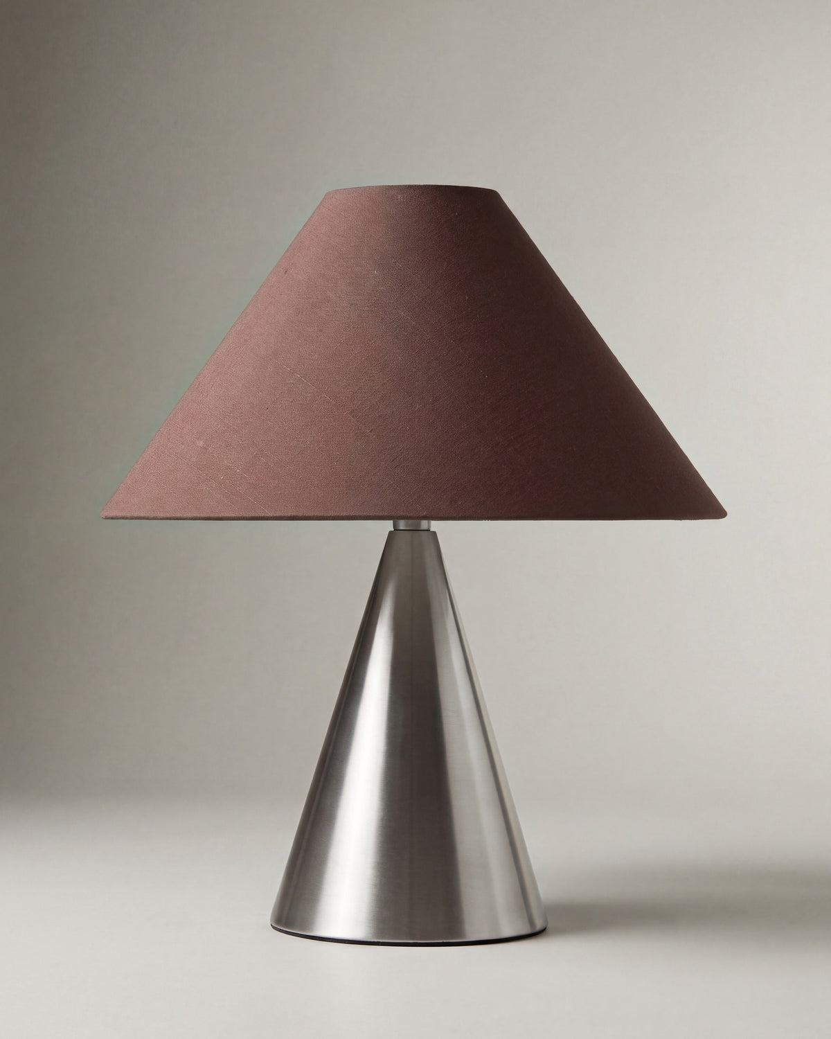 lampe de table KHONE éteinte, pied conique en métal brossé et abat-jour brun prune