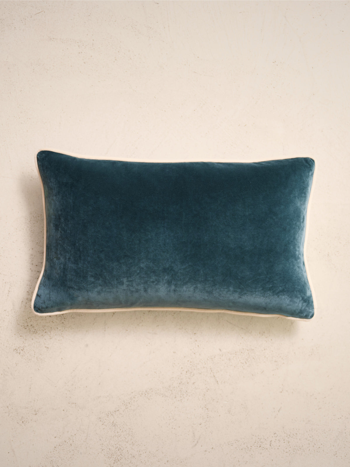 coussin rectangulaire LODGE 30x50 en velours bleu canard à passepoil écru, vu de dessus