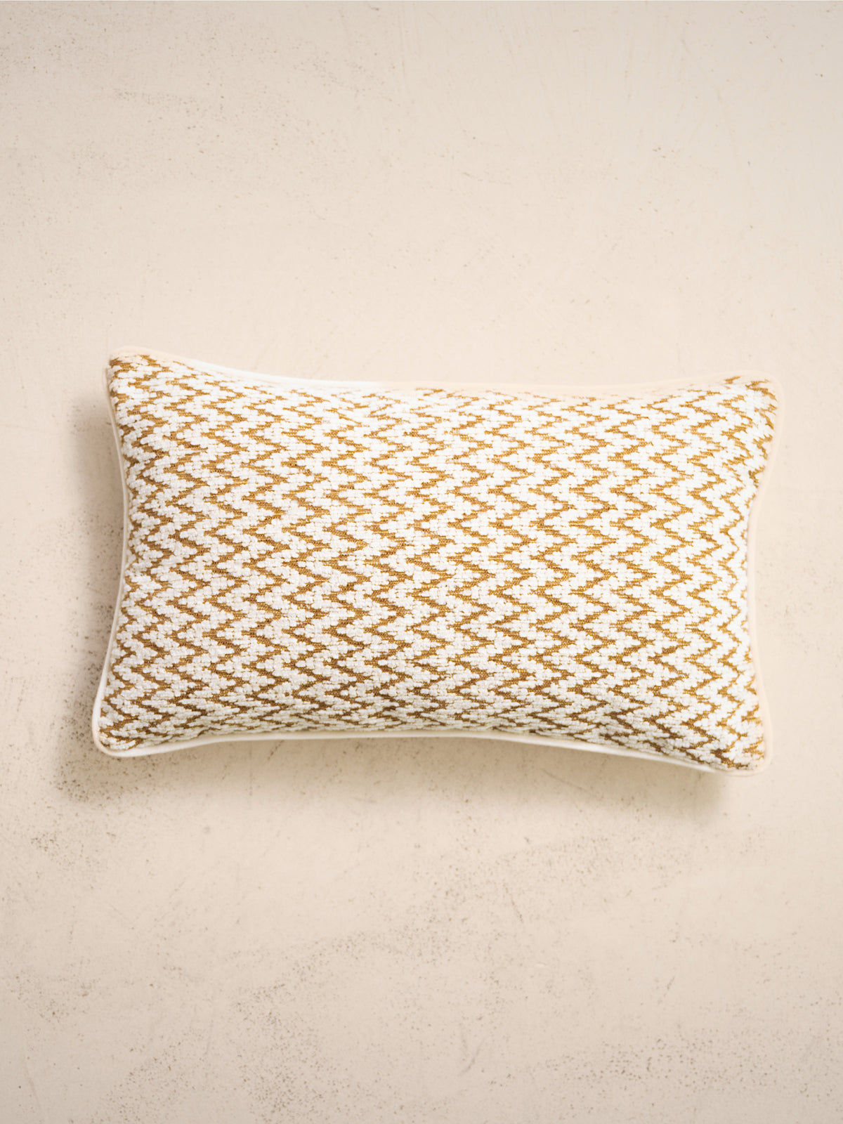 coussin rectangulaire LODGE 30x50 à chevrons marron ocre sur fond écru, vu de dessus