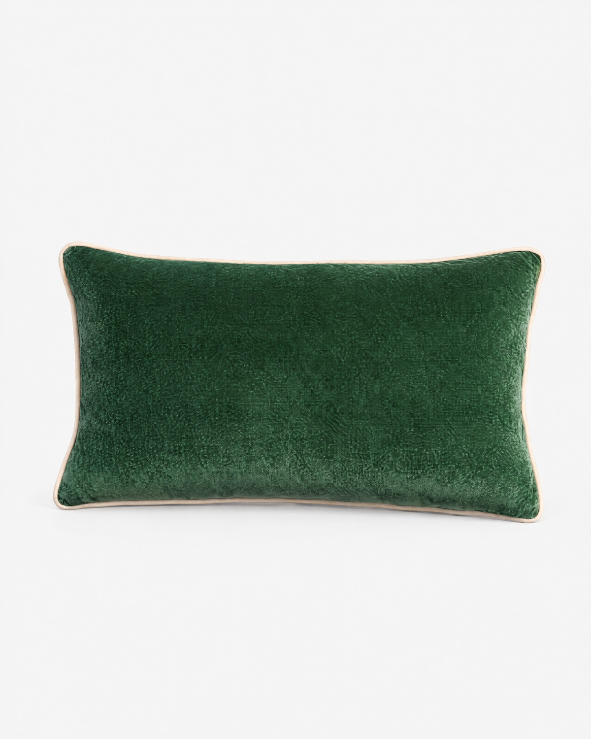 coussin rectangulaire LODGE en velours vert sapin à passepoil écru, vue de face sur fond blanc