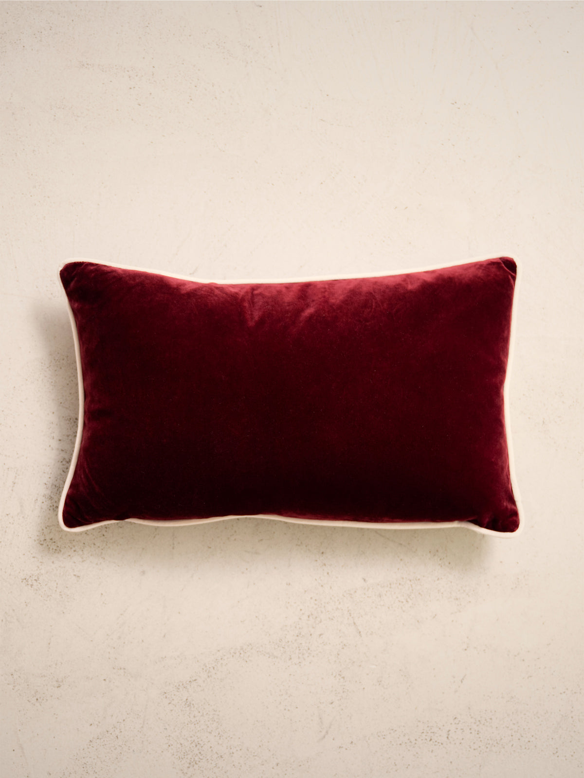coussin rectangulaire LODGE 30x50 en velours rouge bordeaux à passepoil écru, vu de dessus