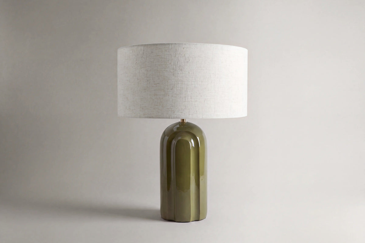 lampe de table LEYANIS en céramique vert kaki brillante, vue de face en cadrage paysage