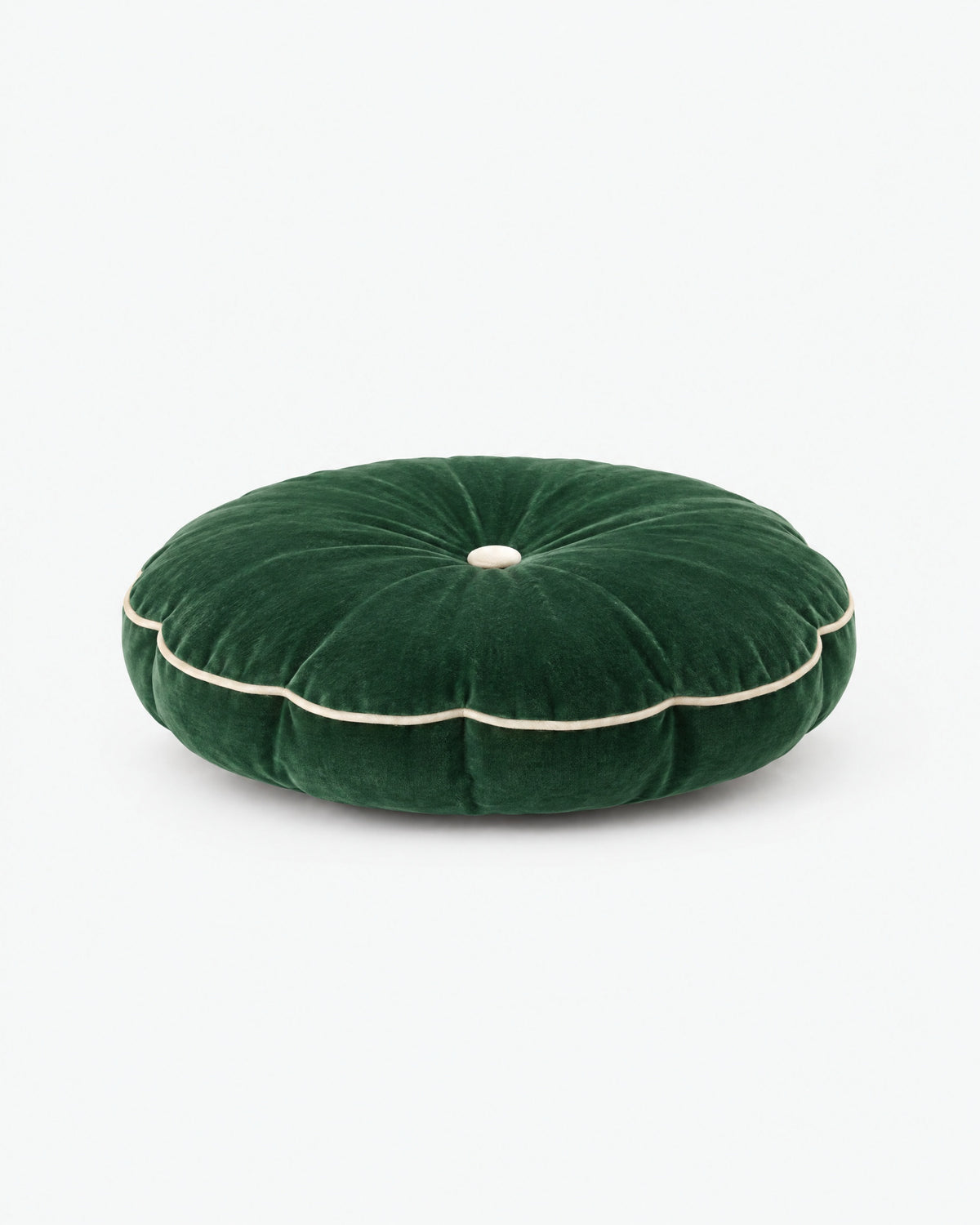 coussin rond MOON en velours vert sapin vu de profil, épaisseur et passepoil écru visibles