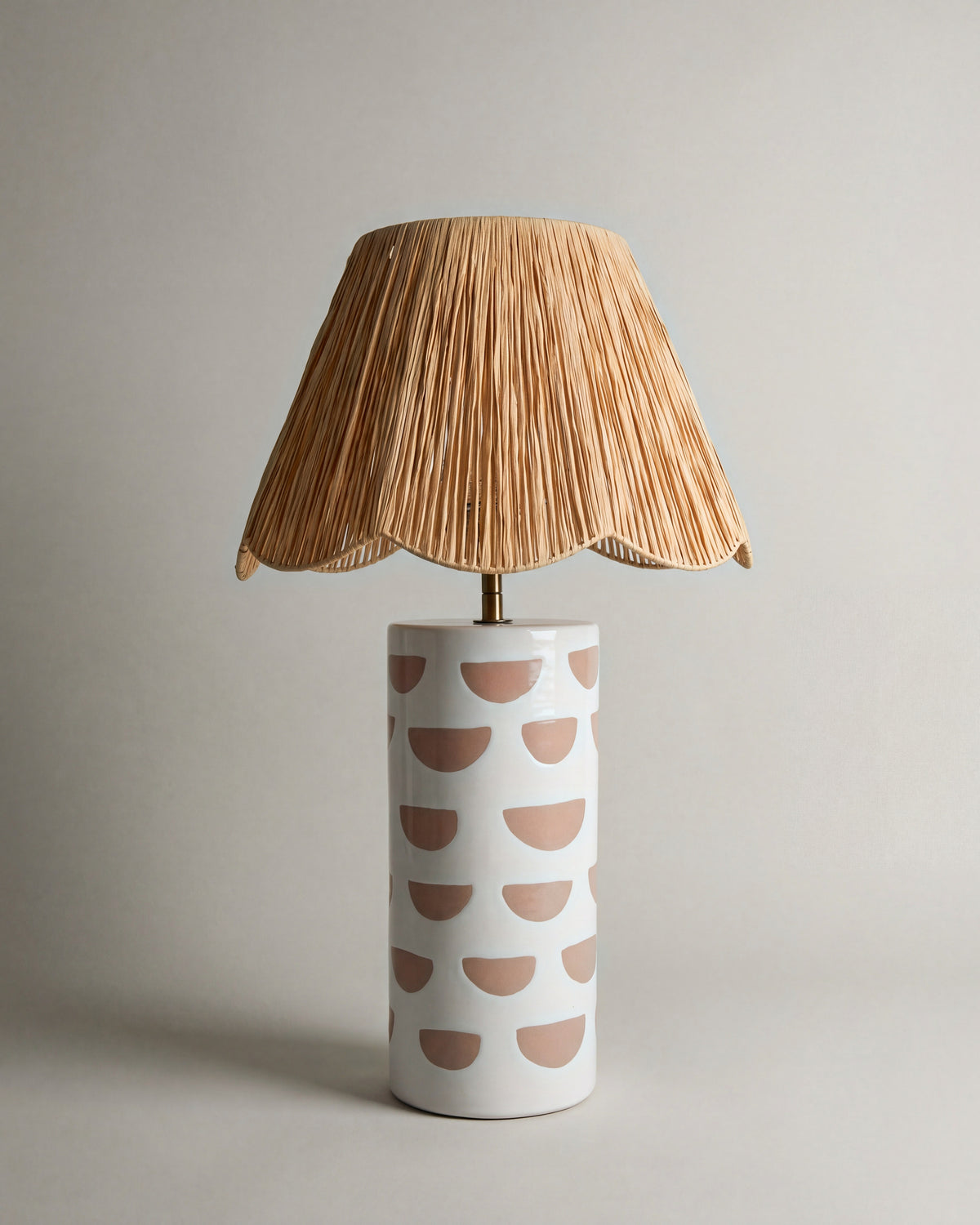 lampe de table MARA éteinte, céramique blanche à demi-lunes rosées et raphia festonné