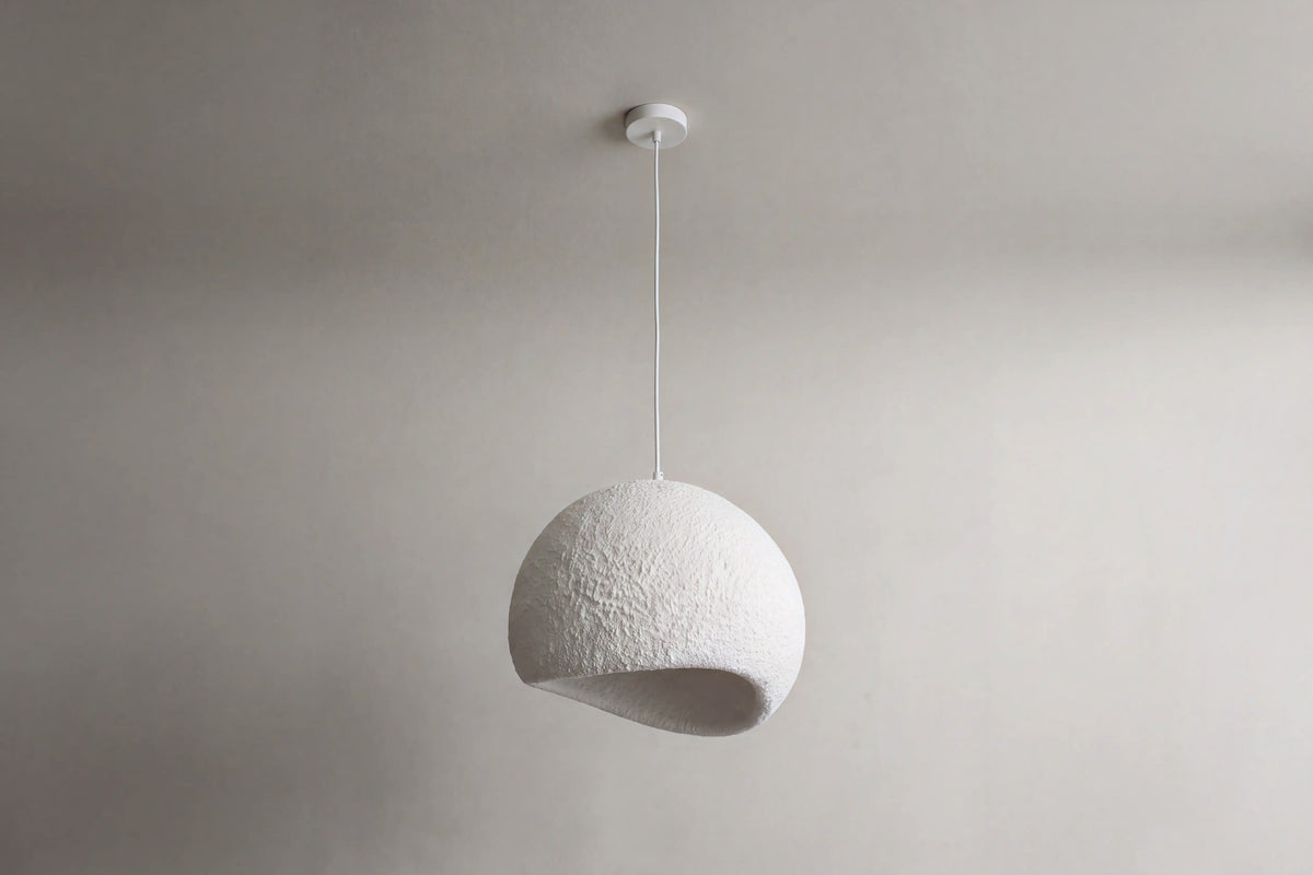 suspension MINORQUE en plâtre blanc texturé, vue d'ensemble en plongée sur mur clair