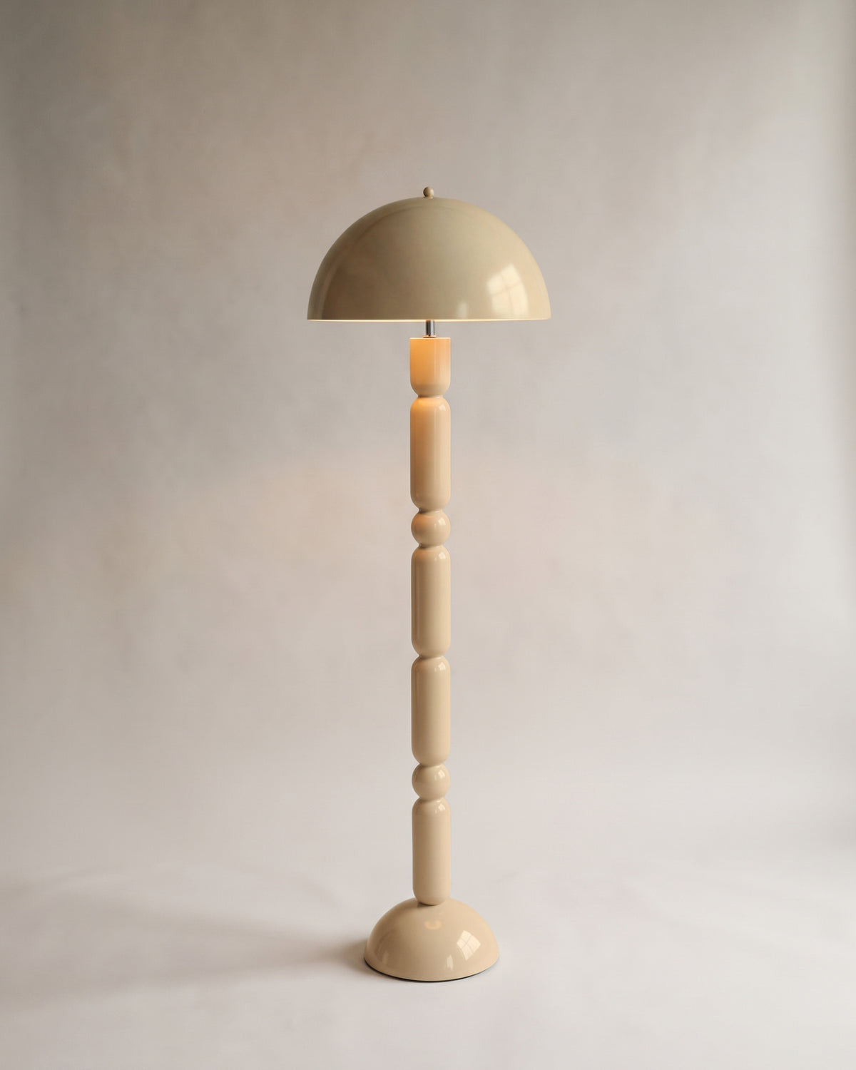 lampadaire MONTANA en beige laqué brillant allumé, dôme et fût à modules empilés