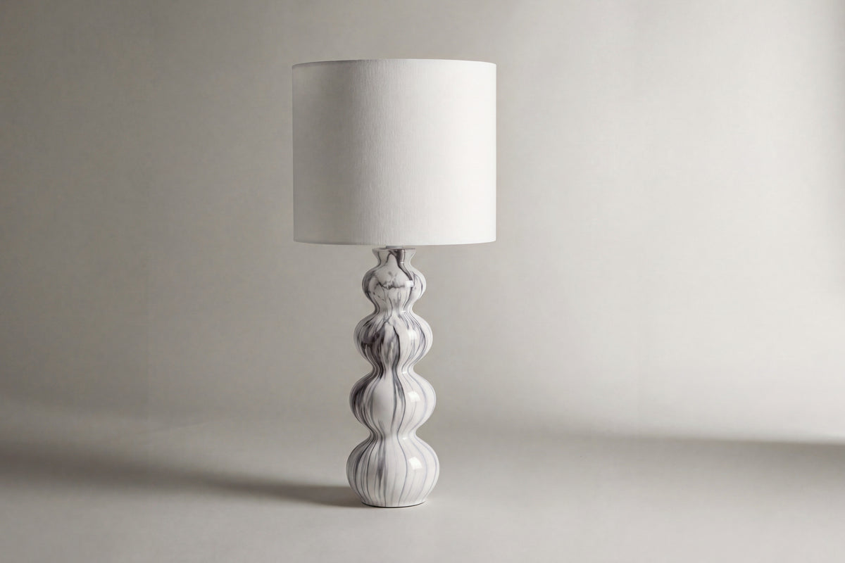 lampe de table NEBULA éteinte, pied ondulé en céramique marbrée et abat-jour écru